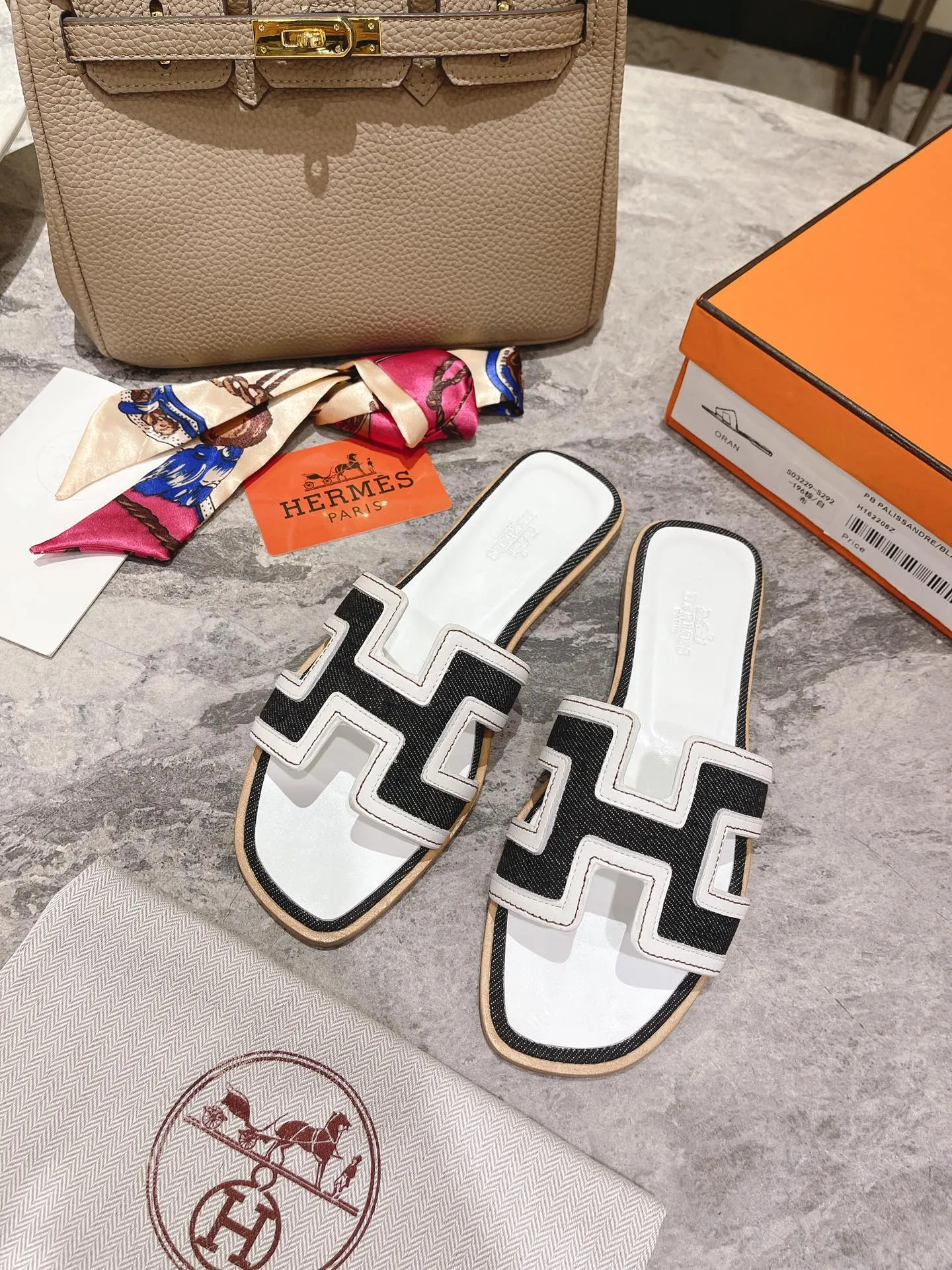👟👟Ex-factory price 400👟👟 Genuine leather sole +50 New model for early spring, (high-end splicing and oil edge technology) newly revised version (Hermès), upgraded packaging, upgraded version and workmanship materials. Hermes®🔴The highest version of handmade shoes on the market✨✨ Top product Hermès slippers🐎 The new high-end fashion is the same as the original version, purely handmade by masters! ❥High-end customization, the highest version in the industry⚠❥Using: Hermers upper: Italian imported cowhide + original custom-grade Australian sheepskin feet + genuine leather outsole (pursuing top walking comfort) Hermes━━━━━ size: 35-40 (34.41.42 custom-made, non-returnable) Genuine leather sole Rubber sole